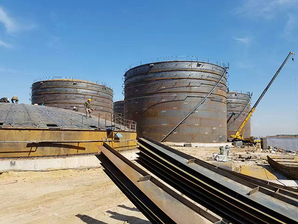 儲罐安裝現(xiàn)場